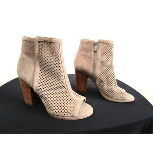 EUC! Lucky Brand Lakyn Taupe Perforated Suede Block Heel Peep Toe Booties Sz 10M